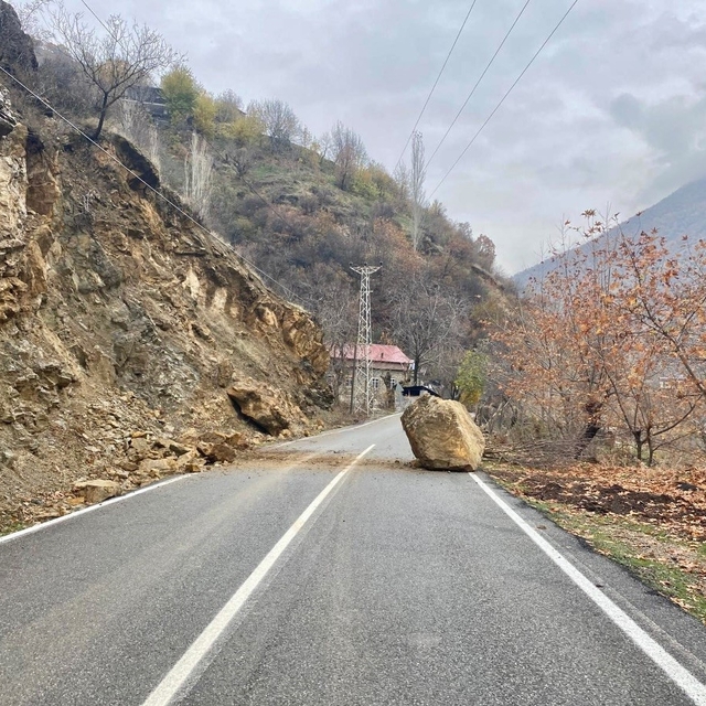 Sason'da köy yollarını kapatan dev kaya parçaları kaldırıldı