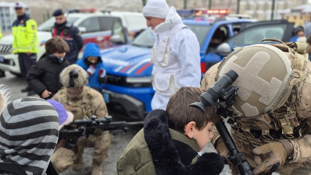 Bayburt'ta jandarmanın kullandığı yerli ekipmanlar ve araçlar öğrencilere tanıtıldı