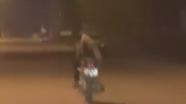 Motosikleti yatarak kullanıp trafiği tehlikeye sokan sürücüye 21 bin lira ceza