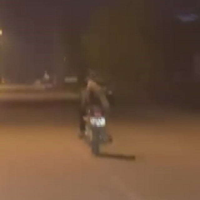 Motosikleti yatarak kullanıp trafiği tehlikeye sokan sürücüye 21 bin lira c...