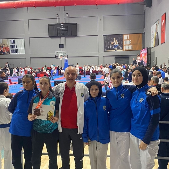 Kartepeli karateciler İstanbul'da kürsüye çıktı