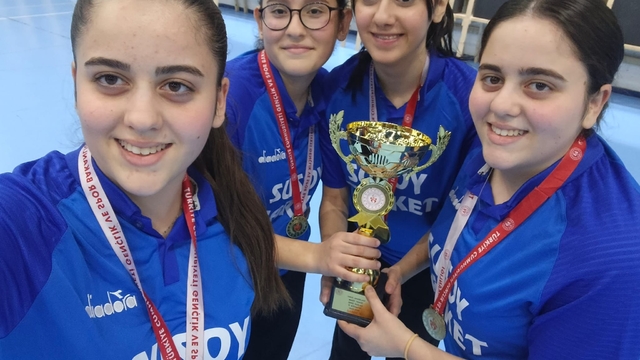 Salıpazarı Anadolu Lisesinin kız masa tenisi takımı il birincisi oldu