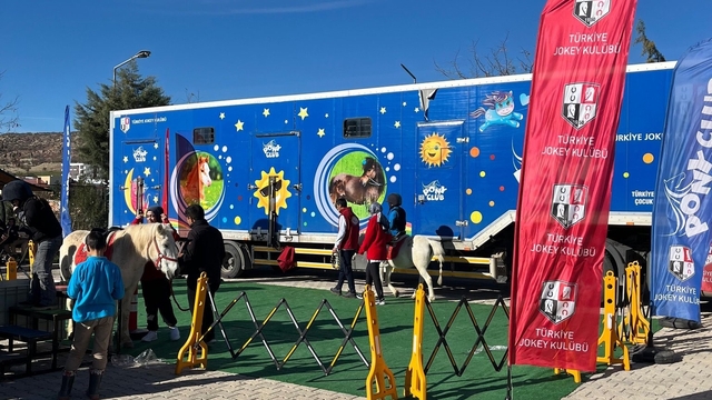 Dicle'de çocuklar pony atlarla buluştu