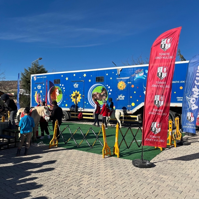 Dicle'de çocuklar pony atlarla buluştu