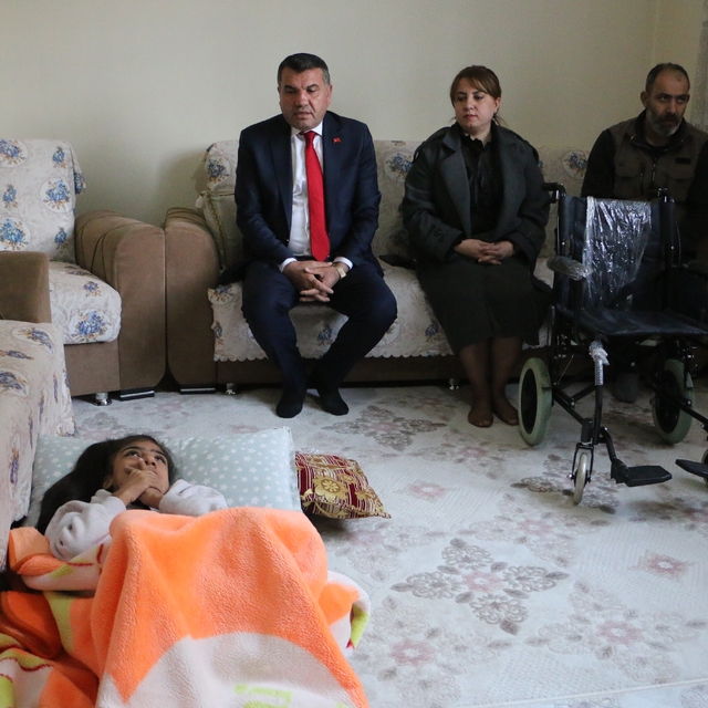 Devlet Bahçeli'den Diyarbakırlı engelli kıza tekerlekli sandalye sürprizi