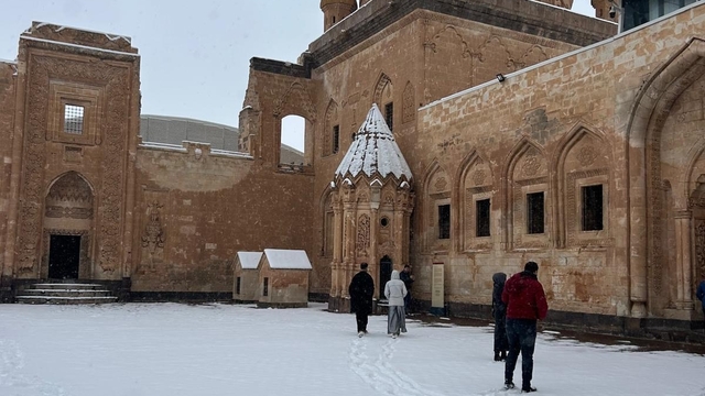 Tarihi İshak Paşa Sarayı beyaza büründü