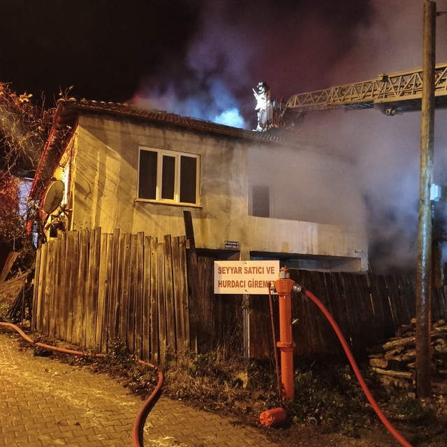 İnegöl'de samanlıkta başlayan yangın eve sıçradı