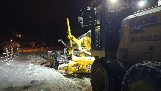 Alaçam ilçesinde karla mücadele çalışması yapıldı