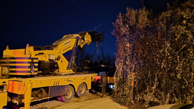 Bursa'da vincin kaldırdığı kepçe düştü