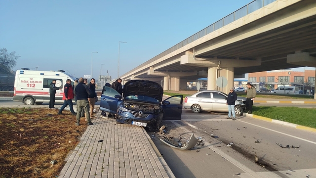 Dur levhasına uymadı, kavşakta kaza: 1 yaralı