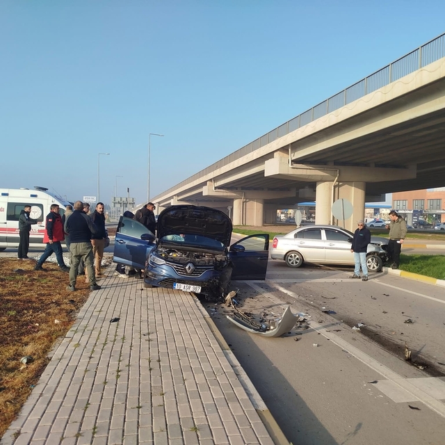Dur levhasına uymadı, kavşakta kaza: 1 yaralı