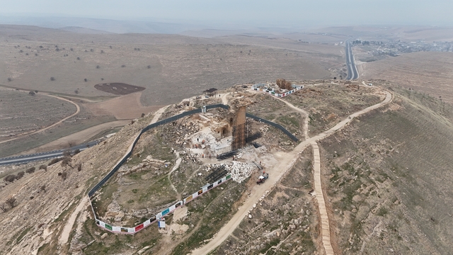 Bir yılda 400 bin kişi 3 bin yıllık kaleye çıktı
Yerli ve yabancı 400 bin kişi Zerzevan Kalesini gezdi