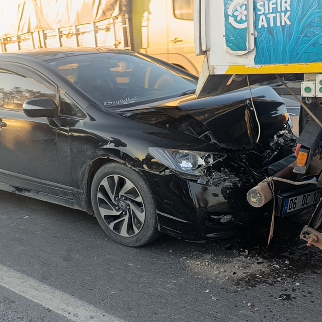 Otomobil yol süpürme aracıyla çarpıştı