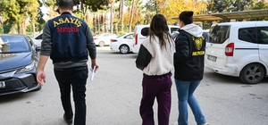 Mersin'de evlerden altın ve para çaldıkları iddiasıyla 2 zanlı tutuklandı