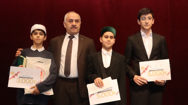 Kur'an-ı Kerim'i güzel okumak için yarıştılar
Sivas'ta ortaokul ve lise öğrencileri arasında "Genç Sada Kur'an-ı Kerim Güzel Okuma Yarışması" gerçekleştirildi. Yarışmada birinci olan öğrenciler bölge finallerinde Sivas'ı temsil edecek