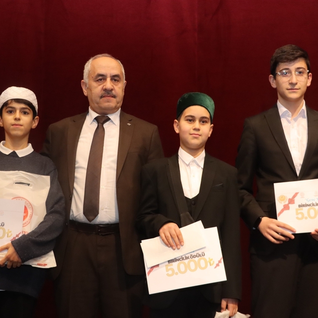 Kur'an-ı Kerim'i güzel okumak için yarıştılar
Sivas'ta ortaokul ve lise öğr...