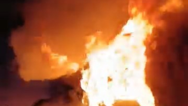 Hareket halindeki otomobil alev aldı