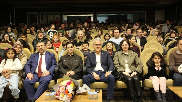 "Ormandaki Hazine" yoğun ilgi gördü
TOBB Sivas Kadın Girişimciler Kurulu tarafından düzenlenen "Ormandaki Hazine - Müzikal Çocuk Tiyatrosu" gösterisi, çocuklar ve ailelerin yoğun katılımıyla sahnelendi