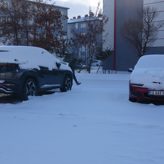 Bitlis merkez ve Güroymak ilçesinde köy okulları ve taşımalı eğitime kar ta...