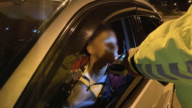 Alkollü çevirmeye girdi, ehliyeti gitmesin diye uzun süre dil döktü
1.97 promil alkollü olduğu tespit edilen genç: "Hayatımda ilk defa bu hareketi yaptım, kimsenin yüzüne bakamam"
Sürücünün ehliyetine 6 ay süreyle el konulurken, 9 bin 268 lira da idari para cezası uygulandı