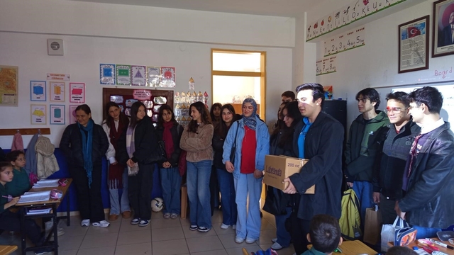 Milas Anadolu Lisesi'nden Fesleğen İlkokulu'na kitap desteği