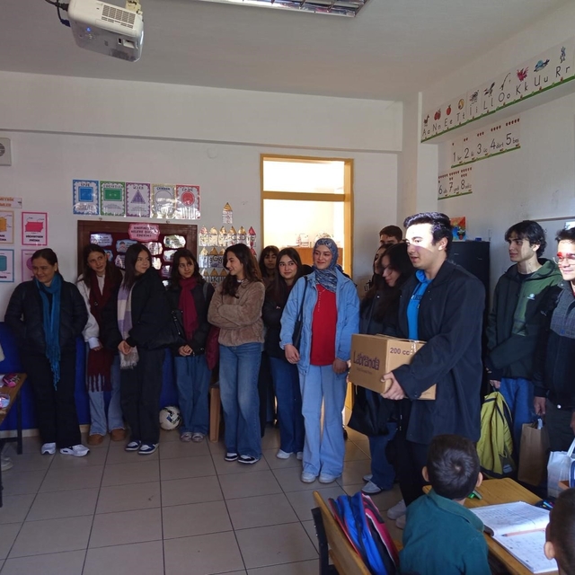 Milas Anadolu Lisesi'nden Fesleğen İlkokulu'na kitap desteği