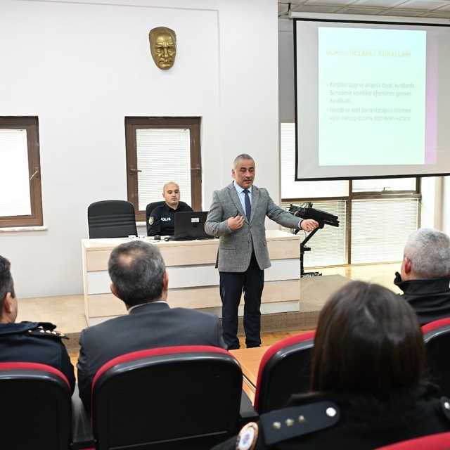 Polislere etkili iletişimde protokol ve nezaket