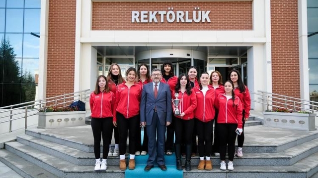 Rektör Kaplancıklı, başarılı sporcularla bir araya geldi