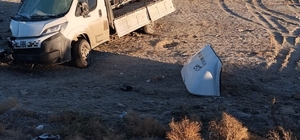 Karapınar'da şarampole devrilen kamyonet sürücüsü yaralandı