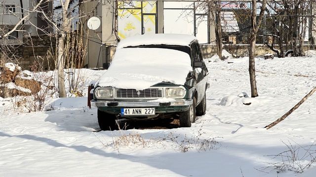 Van ve Bitlis'te 70 yerleşim yerinin yolu kardan kapandı
