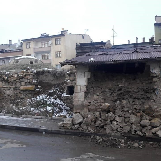 Restorasyon kapsamına alınması planlanan tarihi Galer Hamamı yıkılıyor