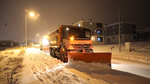 Bitlis kar hapsinde
Kar nedeniyle 35 köy yolu ulaşıma kapandı, okullar 1 gün tatil edildi