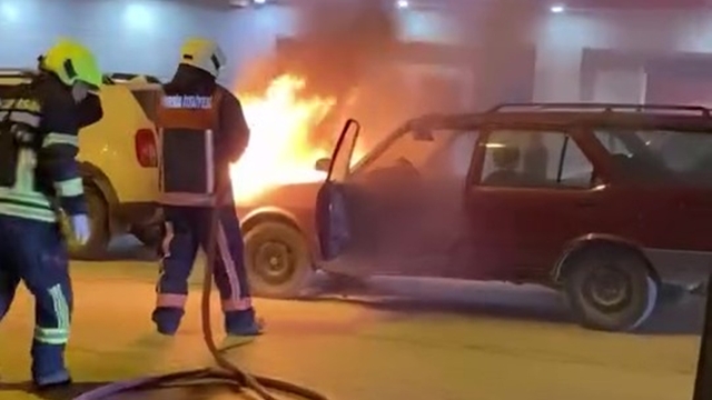 Mersin'de park halindeki araç yandı