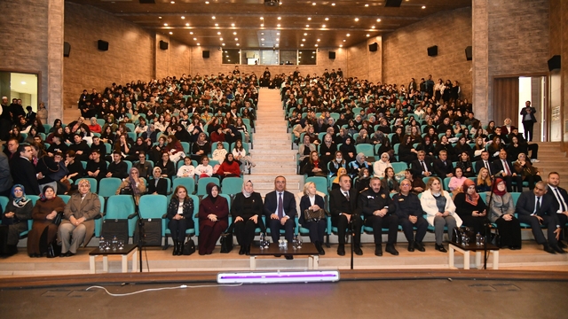 Hayata köprü sanat projesi kapsamında "Altın Çağ" tiyatro gösterisi sahnelendi