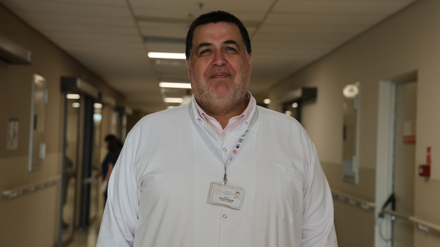 Uzmanından H3N2 uyarısı: "2026 yılı Mart ayına dikkat"
H3N2 hastaneleri doldurdu, uzmanlar kritik döneme girildiğini söyledi
Enfeksiyon Hastalıkları ve Klinik Mikrobiyoloji Uzmanı Doç. Dr. Ahmet Rıza Şahin:
"Koronavirüsler 4 yılda bir salgın yapar, kritik döneme giriyoruz"
"Semptomlar değişmiyor, sadece bulaşıcılığı artıyor"