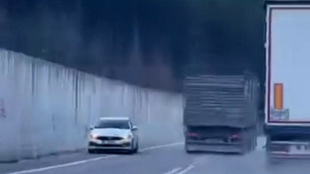 Kamyonun sollama manevrası kazaya neden oluyordu: O anlar kamerada