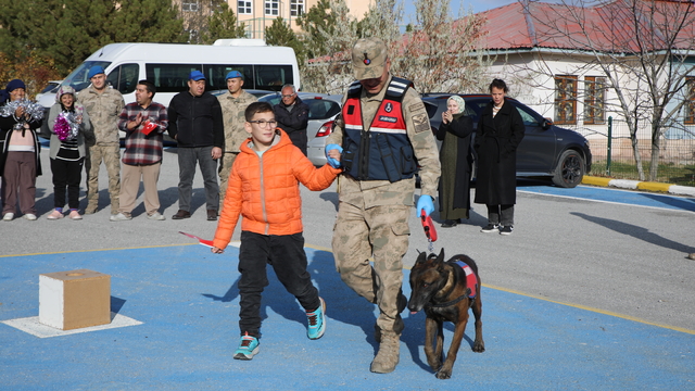Van'da jandarma ekiplerinden özel gereksinimli bireyler için etkinlik