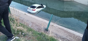 Diyarbakır'da otomobil su kanalına uçtu