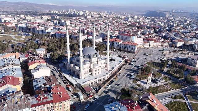 Sivas'ın silüetini yeniledi, şehrin her yerinden görülebiliyor
Sivas'ta şehir merkezinde inşa edilen Merkez Camisi bitme noktasına geldi, 4 minareli büyük cami şehrin her yerinden görülebiliyor