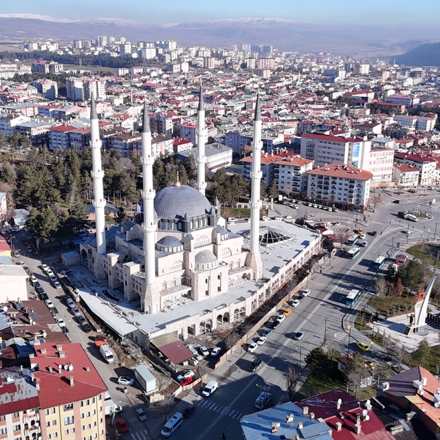 Sivas'ın silüetini yeniledi, şehrin her yerinden görülebiliyor
Sivas'ta şeh...