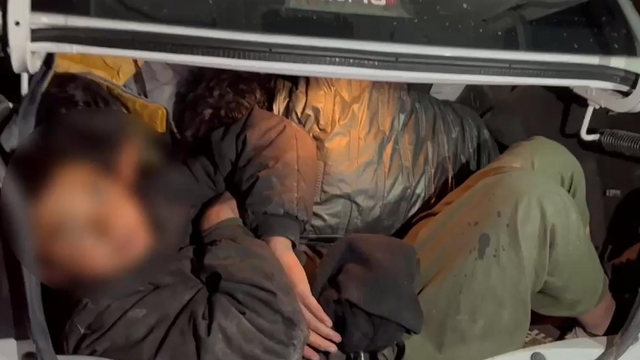 Otomobilin bagajından 3 kaçak göçmen çıktı