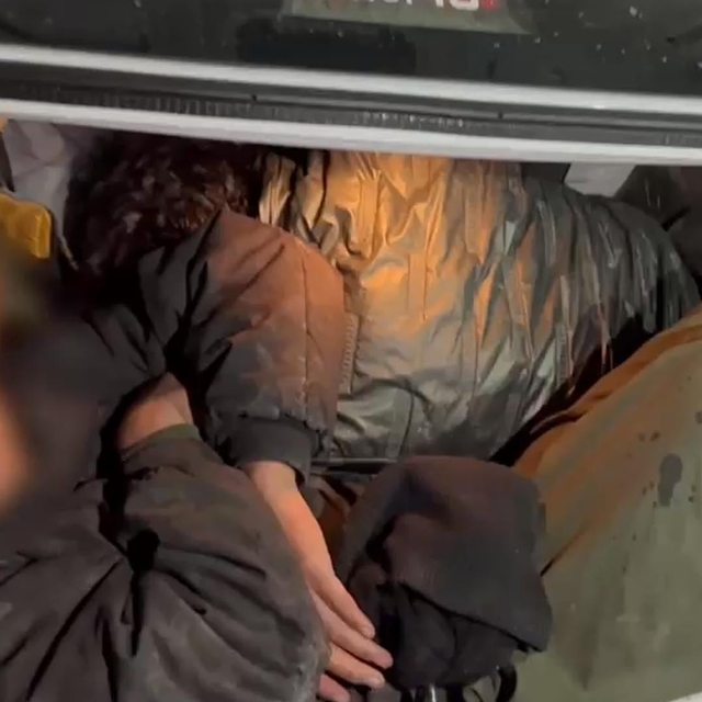 Otomobilin bagajından 3 kaçak göçmen çıktı