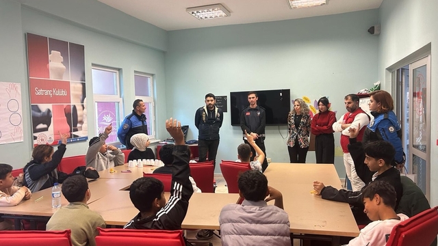 Tekirdağ'da polis ekipleri öğrencileri bilgilendirdi