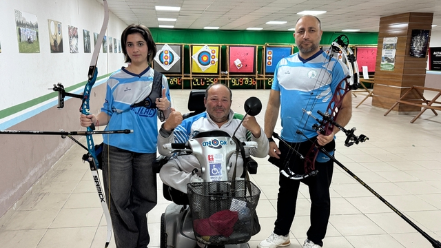 Bedensel engelli okçuluk antrenörü, milli takıma sporcu yetiştiriyor