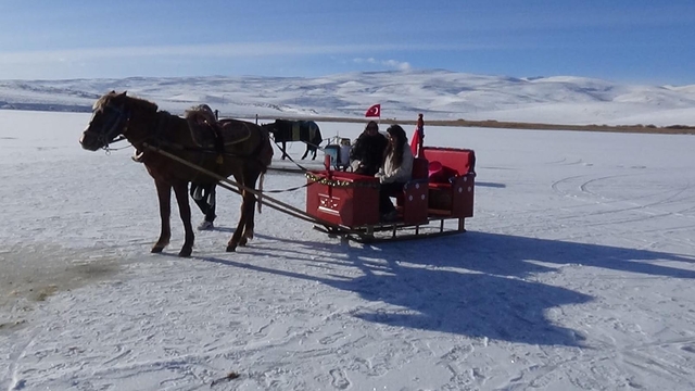 Atlı kızaklar, Çıldır Gölü'nde tura başladı