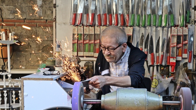Antalya'da bıçak bileme ustası mesleğini yaşatıyor, 50-60 bin liraya çırak bulamıyor
Dededen toruna miras kalan mesleğini 7'nci kuşak olarak yarım asırdır ilk günkü heyecanla sürdürüyor
Bıçak bileme ustası: "Şu an eleman bulamıyoruz. Çalışmak isteyen olsa 50-60 bin lira maaş veririz"