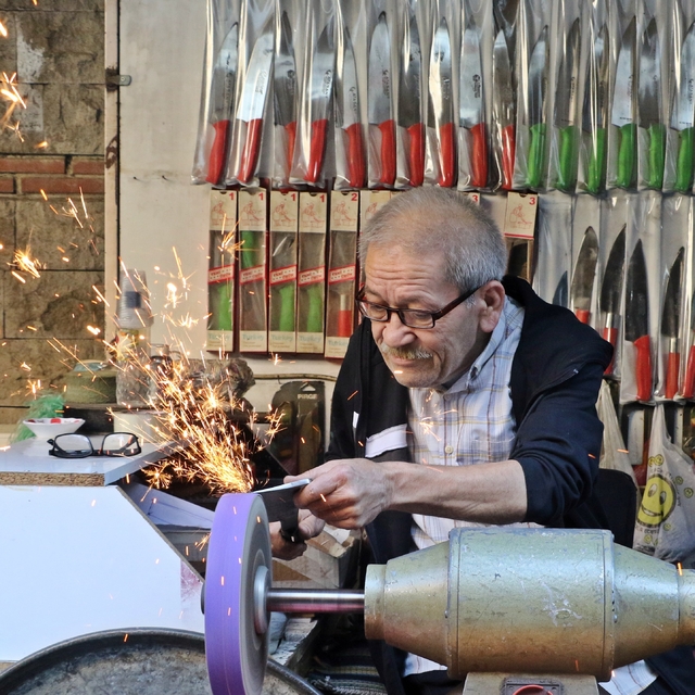 Antalya'da bıçak bileme ustası mesleğini yaşatıyor, 50-60 bin liraya çırak...