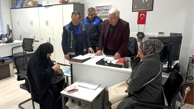 Kartepe'de zabıta ekiplerinin bulduğu cüzdan sahibine teslim edildi