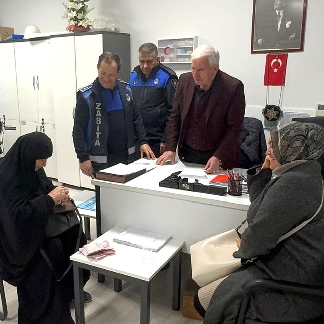 Kartepe'de zabıta ekiplerinin bulduğu cüzdan sahibine teslim edildi