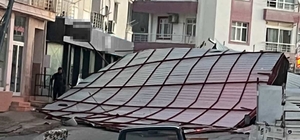 Mersin Mut'ta fırtına çatıyı uçurdu